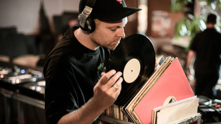 Lo-Fi: історія, філософія та чому ми закохані у «недосконалий» звук